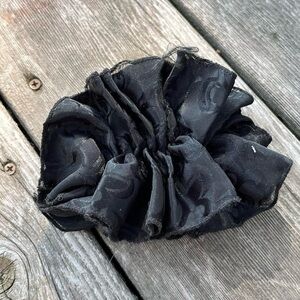 black ribbon embellished plastic hair clip